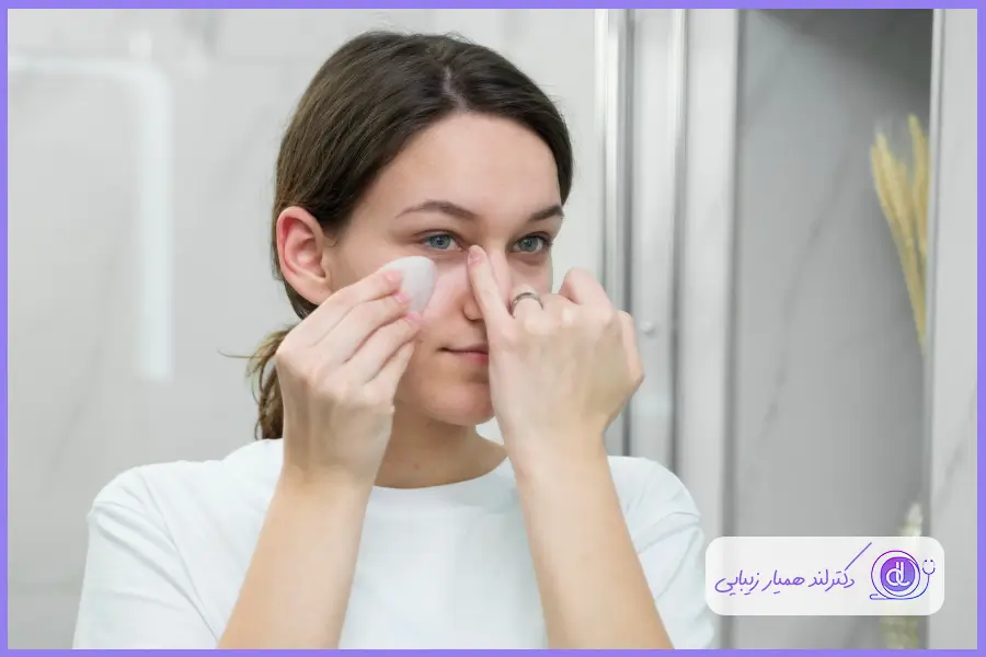 تمیز کردن اطراف بینی با پارچه در هنگام دوش گرفتن بعد از عمل بینی